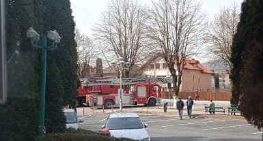 Incendiu la o casă din Curtea de Argeș. Intervin pompierii