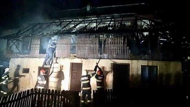 Incendiu puternic la o casă din Argeș. O femeie a suferit atac de panică