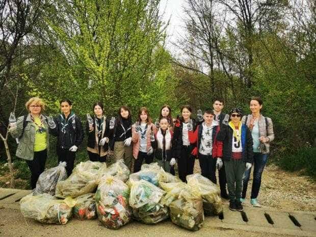 Peste 200 de voluntari au curățat zonele verzi din Mioveni
