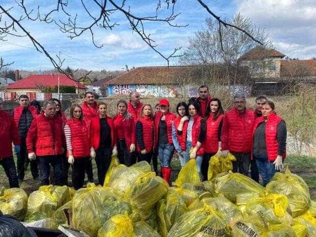 PSD Argeș și voluntarii, acțiune de ecologizare la Câmpulung