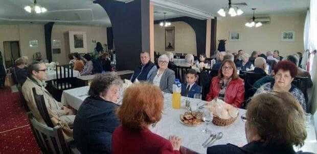 Masă tradițională de Paște pentru persoanele cu probleme financiare din Argeș