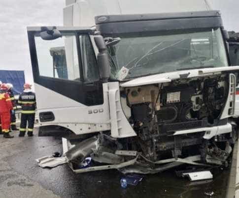 Trafic blocat pe DN 7 Pitești – Râmnicu Vâlcea, în urma unui accident dintre un TIR și o autoutilitară