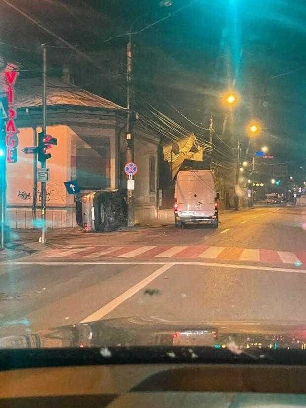 Accident în Pitești! Mașină răsturnată lângă Colegiul Național Zinca Golescu