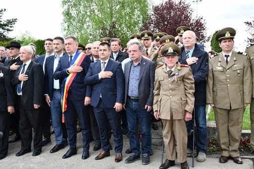 De ziua Veteranilor de Război – ceremonie militară și religioasă cu depuneri de coroane și jerbe de flori la Cimitirul Eroilor