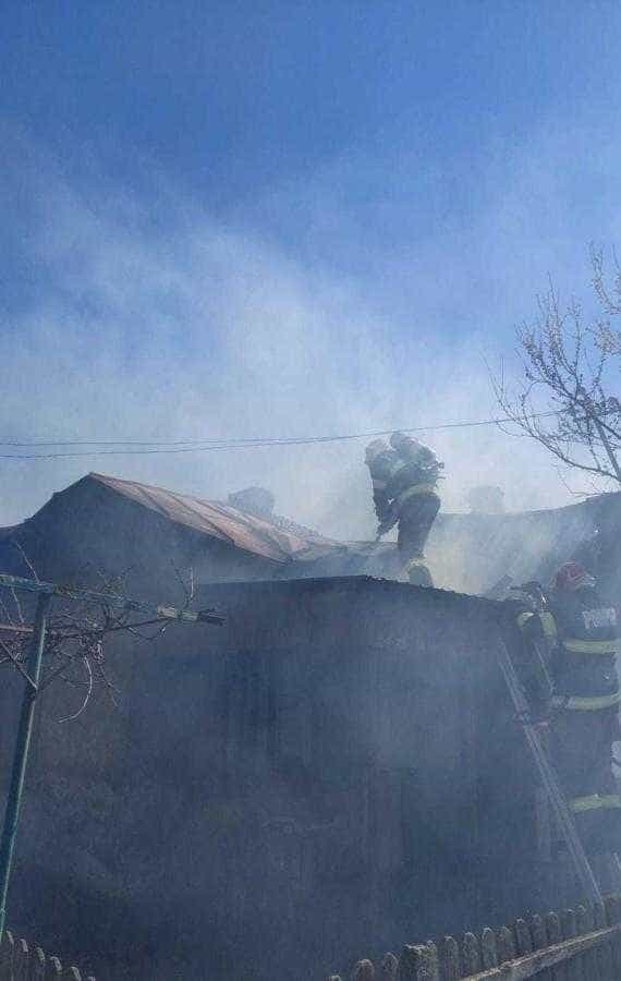 Rociu. Incendiul de vegetație s-a extins la casă. Persoană intoxicată cu fum