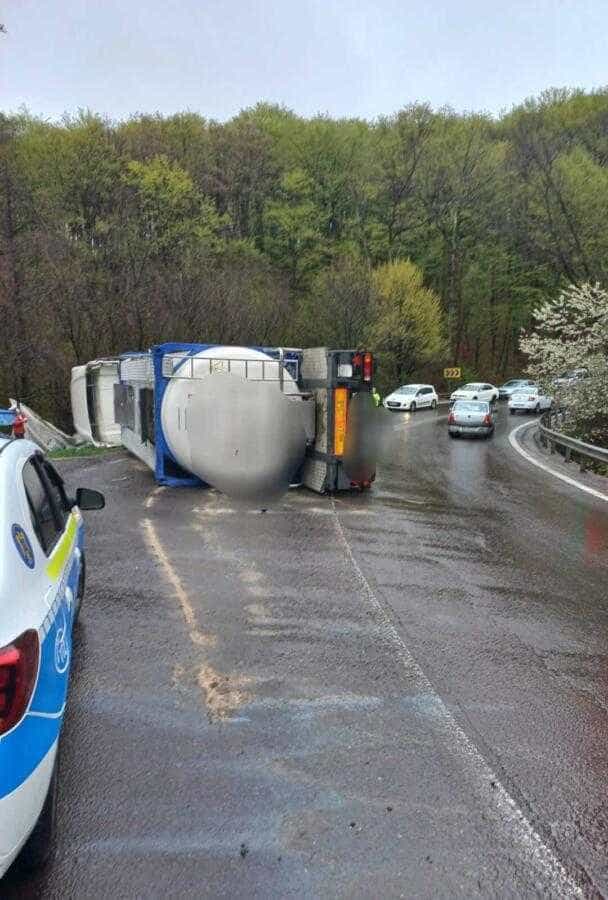 O cisternă cu ulei s-a răsturnat în Cotmeana