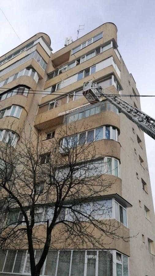 Zidăria unui balcon din Războieni, risc pentru trecători