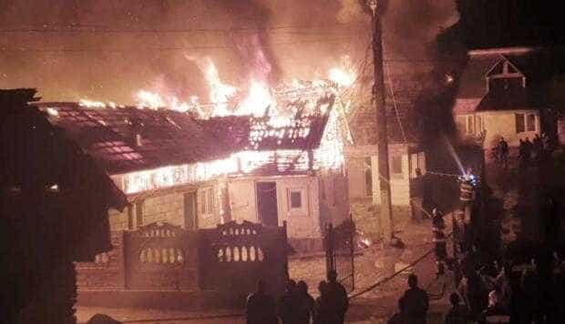 Casele mistuite de incendiul din Valea Mare-Pravăţ au fost reconstruite de Primărie, dar este nevoie în continuare de ajutor