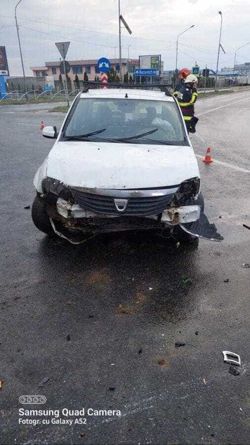 Accident lângă Vama Pitești. A trecut cu mașina peste sensul giratoriu