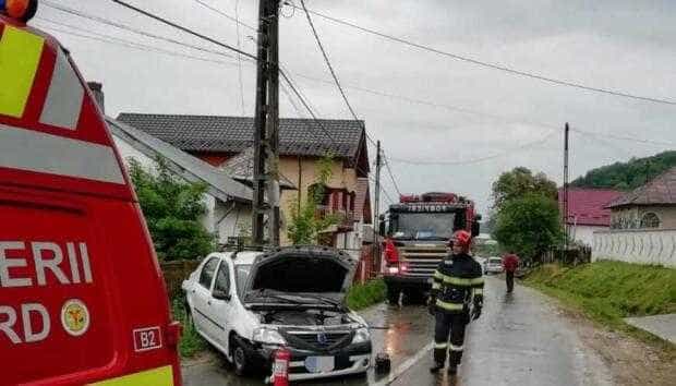 Argeș. Un bărbat a ajuns la spital după ce a intrat cu mașina într-un cap de pod