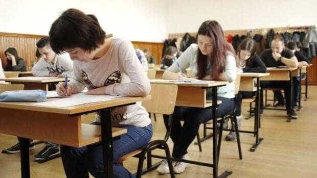 Începe evaluarea absolvenților de gimnaziu cu proba scrisă la Limba română