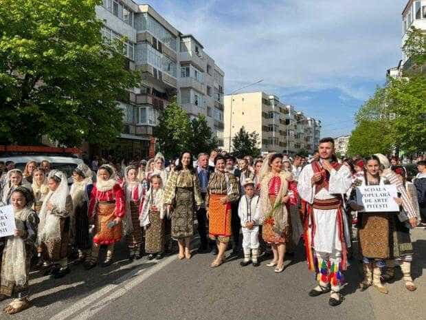 Ziua Portului Popular, sărbătorită la Mioveni. Mii de oameni au îmbrăcat straiele populare