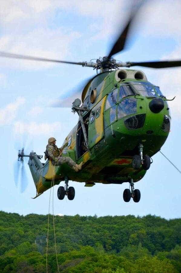 Vânătorii de Munte ”Posada” din Curtea de Argeș au făcut instructaj cu elicopterul