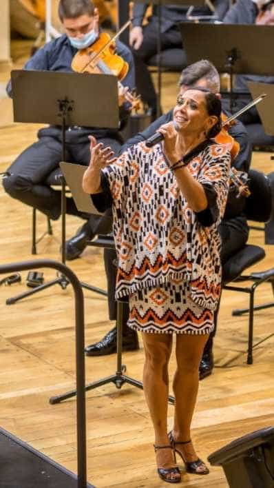 Piese românești de mare popularitate în interpretarea Analiei Selis, la Filarmonica Pitești