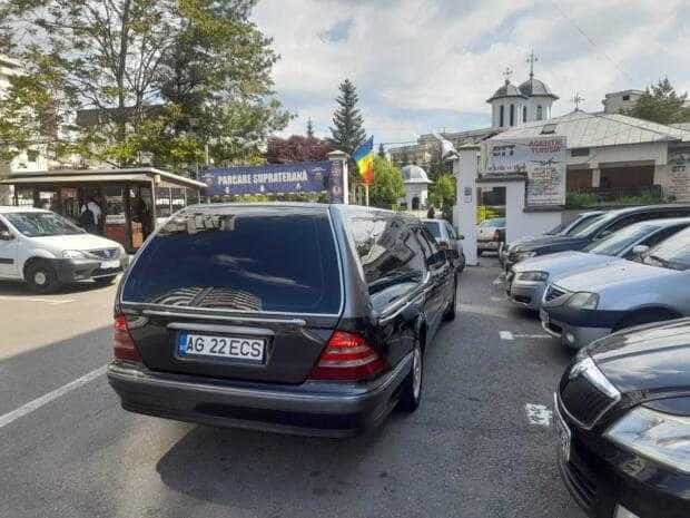 ACUM! Trupul neînsuflețit al lui Șerban Valeca a ajuns la Biserica Mavrodolu