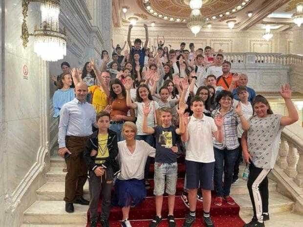 300 de copii din Argeș au mers în vizită la Senat, de 1 Iunie