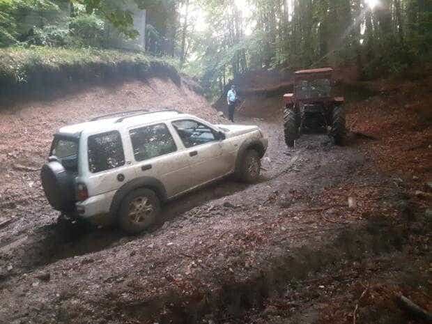 Familie cu trei copii, blocată pe un drum forestier din Sălătrucu 