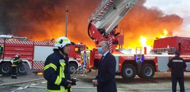 Prefectul le mulțumește pompierilor și tuturor celor care s-au luptat cu flăcările în incendiul de acum o zi
