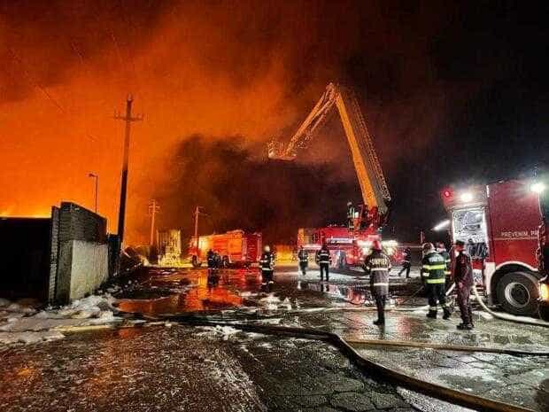 Incendiu în Argeș! Cinci victime, printre care și copii 