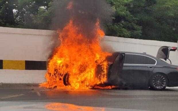 O mașină a luat foc, în Argeș. Traficul este blocat