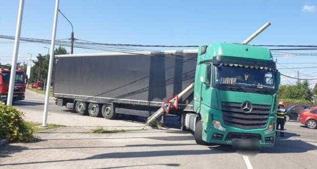 Un tir a lovit un stâlp de electricitate în Bascov