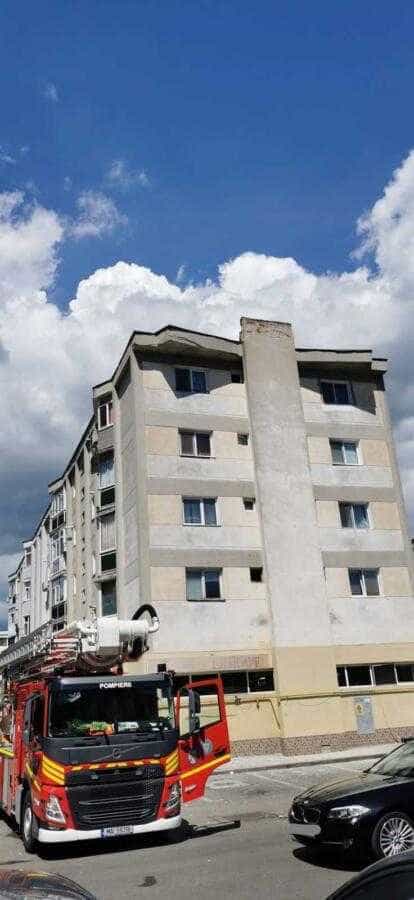 Tencuială căzută de pe un bloc din Pitești