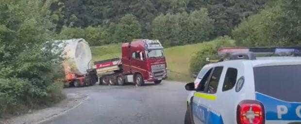 Trafic blocat în această dimineață pe dealul Momaia din cauza unui transport agabaritic