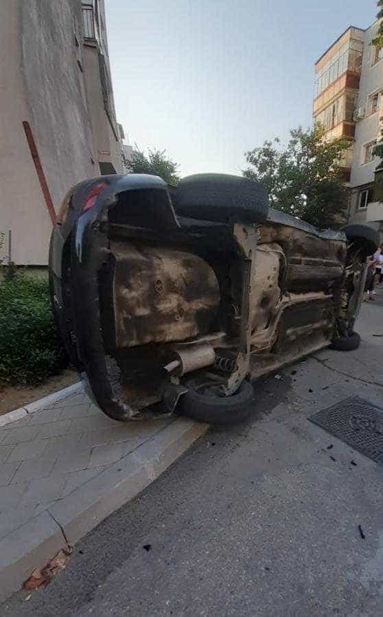 Mașină răsturnată în Pitești