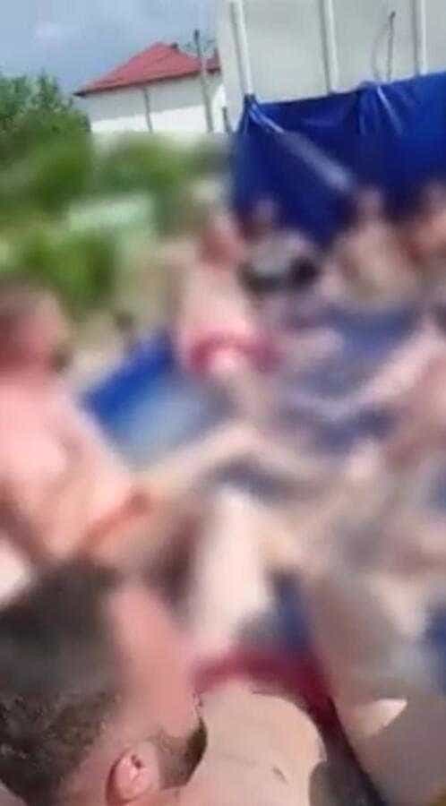 S-au plimbat cu piscina din benă prin Bogați și au plătit scump