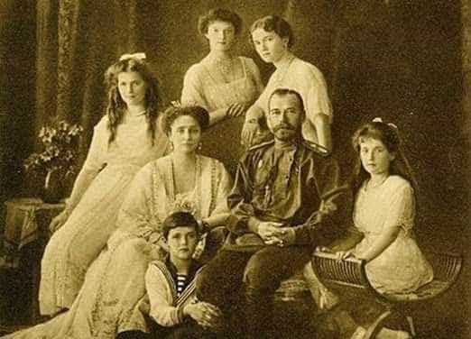 În noaptea de 16 spre 17 iulie 1918, sunt asasinați Țarul Nicolae al II-lea al Rusiei și familia sa, la ordinul direct al lui Lenin￼￼￼