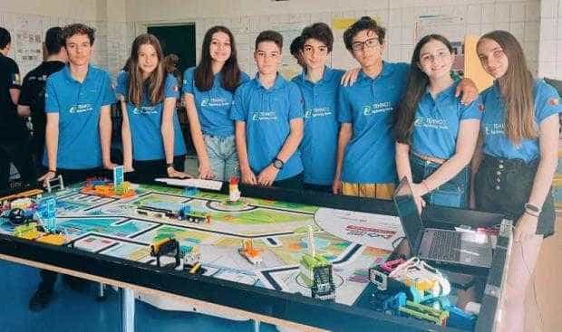 România va fi reprezentată la Campionatul Mondial de Robotică de 10 elevi piteșteni