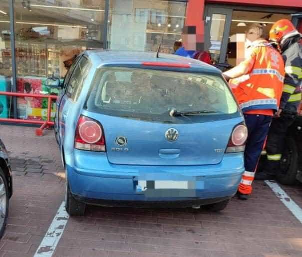 ACUM! Accident în Pitești! A intrat cu mașina în gardul unui supermarket