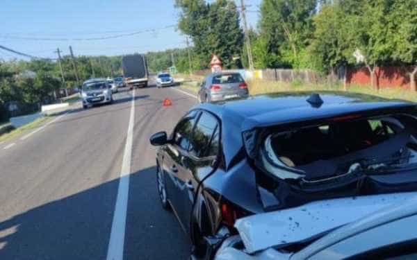 Trafic blocat pe drumul Pitești-Craiova din cauza unui accident cu trei mașini