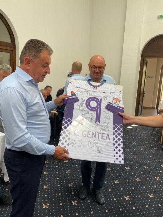 Primarul Gentea a primit, în dar, de ziua lui, un tricou de la FC Argeș