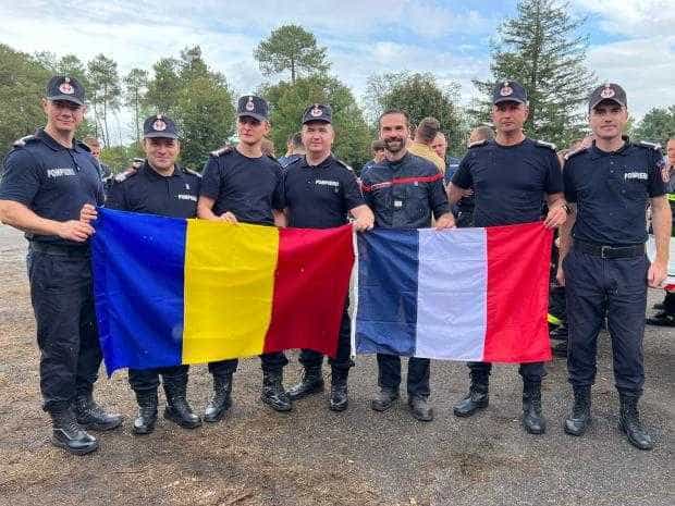 Pompierii români care au ajutat la stingerea incendiilor din Franța se întorc acasă