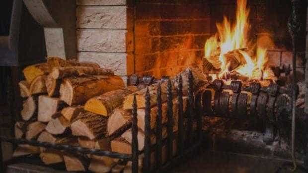 Guvernul anunță noi ajutoare pentru românii care se încălzesc cu lemne
