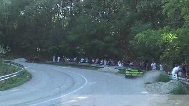Accident la o competiție auto. Un pilot a pierdut controlul mașinii și a intrat în mulțime
