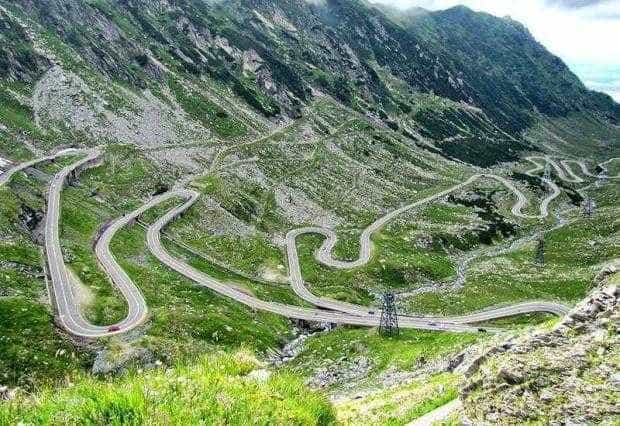 Un pensionar de 70 de ani a accidentat doi motocicliști pe Transfăgărășan