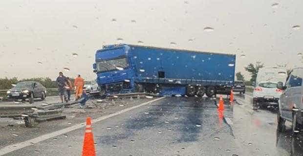 Accident pe autostradă. Se circulă pe banda de urgență