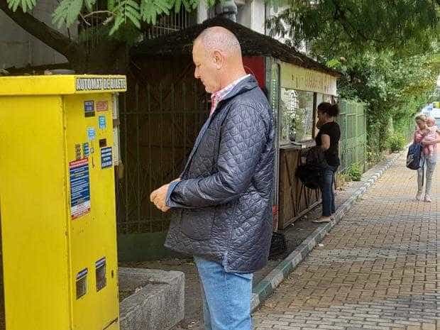 Foto-flash: primarul Nicolae Dascălu  își cumpără bilet de autobuz pentru linia Pitești-Mărăcineni