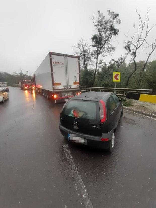 Accident între un TIR și o mașină, la Cotmeana