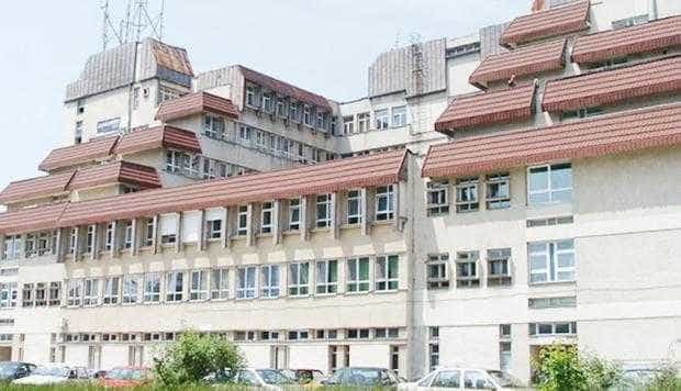 Controale la spitalele din Câmpulung și Costești. Cadre medicale găsite fumând în spital și în curte 