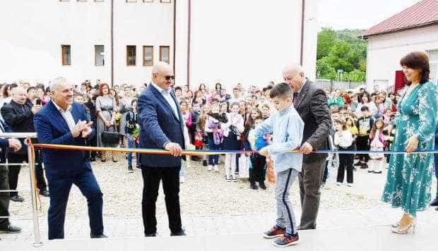 Preşedintele Ion Mînzînă a deschis anul şcolar la Leordeni