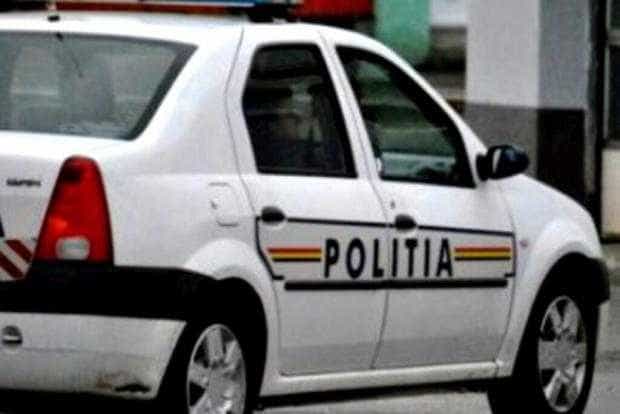 Oprit pentru o depășire neregulamentară, un șofer a fost călcat de mașina de poliție