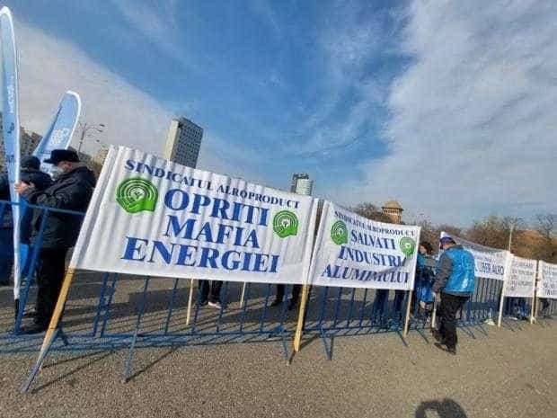 Angajații din industria neferoasă protestează în fața Ministerului Energiei