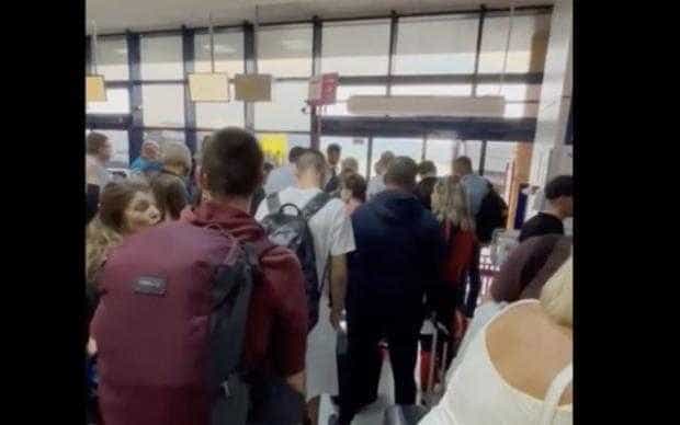 După scandalul Blue Air, și Wizz Air a anulat patru zboruri