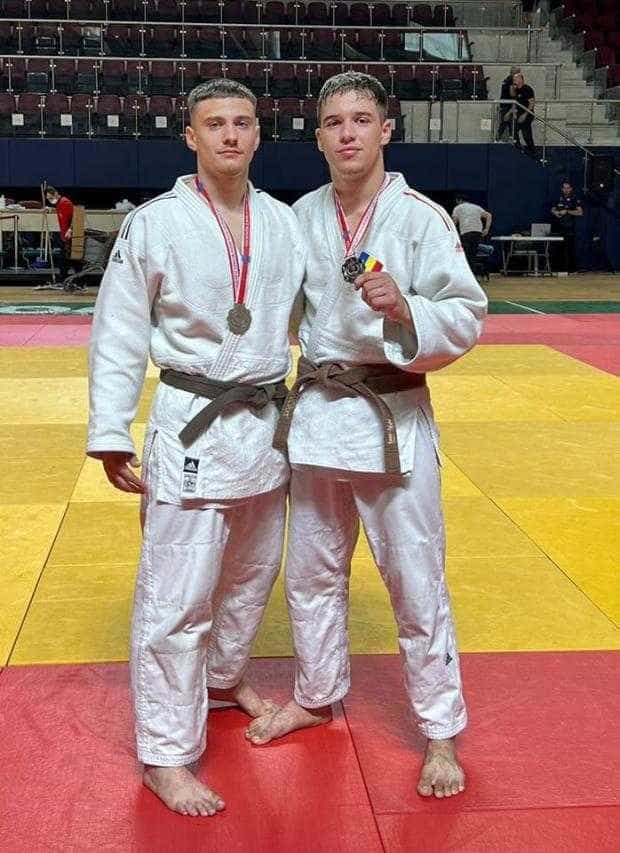 Doi piteșteni, aur și argint la Campionatul Balcanic de judo