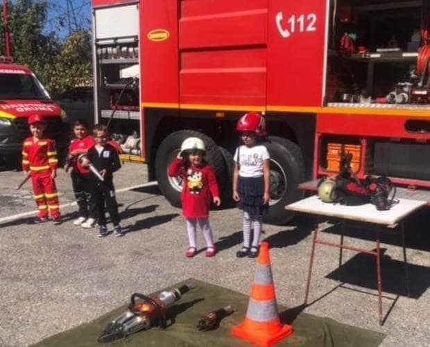 Pompierii argeșeni au fost vizitați de zeci de copii
