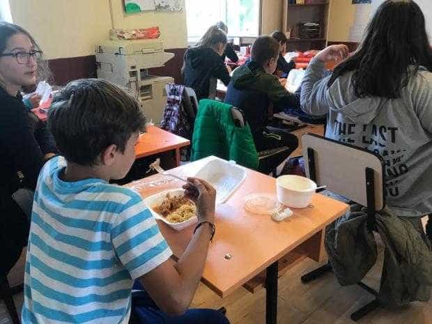 Patru școli din Argeș beneficiază de programul „Masa caldă”