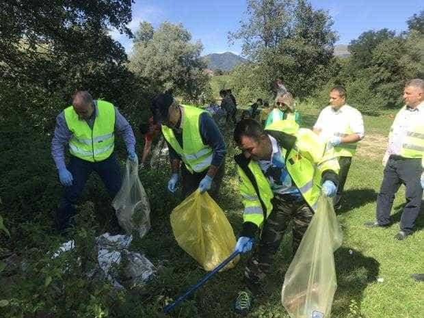 Acțiune de ecologizare de Ziua Muntelui, în Argeș